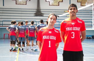 Vinicius e Davi recebem as camisas oficiais da Seleção (Foto: Cíntia Freitas)