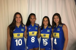 As atletas: Júlia kudiess, Milena Silva, Ana Cecília Lopes e Deborah Ribeiro conquistaram a medalha sul-americana sub-18.