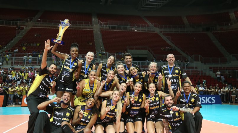 Dentil/Praia Clube comemora o primeiro título da Supercopa (Kléber A. Gonçalves/Inovafoto/CBV)